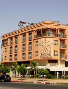 马拉喀什阿尔巴亚宫殿酒店的一座大型橙色建筑,上面设有阳台