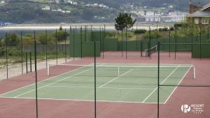 比韦罗塞壬海妖酒店的网球场和2个网球场