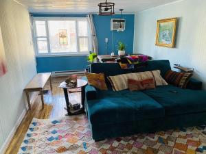 布卢明顿Boho-Chic Travel Pad - Unit 2的客厅配有蓝色的沙发和桌子