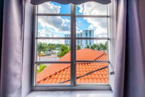迈阿密海滩Secret Garden Miami Beach的享有屋顶景致的开放式窗户