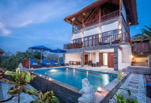 蓝梦岛Villa Keluarga的一座带游泳池和房子的别墅