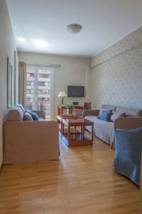 雅典德利杰家庭公寓式酒店的客厅配有沙发和桌子