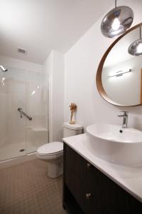 魁北克市Hotel Le Bloc的一间带水槽、卫生间和镜子的浴室