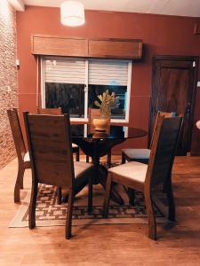 MariscalaEl Refugio - Hotel Mariscala的一间带桌椅和窗户的用餐室