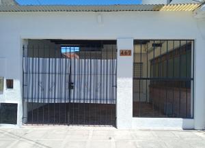 洛博斯El Descanso的带有门的建筑物入口