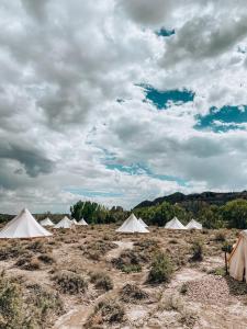 佳能威尔Wander Camp Bryce Canyon - Escalante的田野上的一组白色帐篷