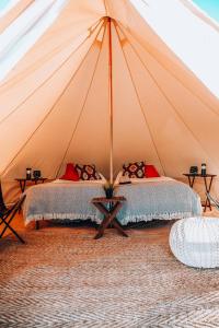 佳能威尔Wander Camp Bryce Canyon - Escalante的帐篷内一间卧室,配有一张床