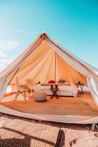 佳能威尔Wander Camp Bryce Canyon - Escalante的沙漠中的帐篷,配有一张床和一把椅子