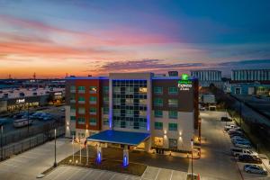 休斯顿Holiday Inn Express & Suites Memorial – CityCentre, an IHG Hotel的前面有篮球场的建筑