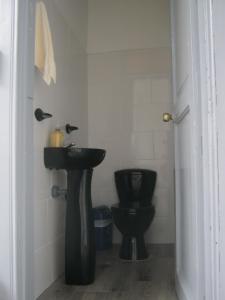 马尼萨莱斯ANGIE`s HOUSE的浴室设有黑色的卫生间和水槽。