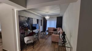 特里卡拉Deka luxury apartment的客厅配有桌椅和沙发