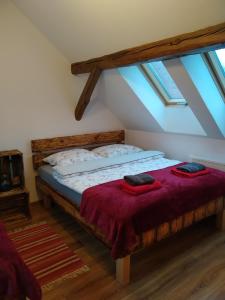 SkąpeSkotopaska的一间卧室配有一张床,上面有两条毛巾
