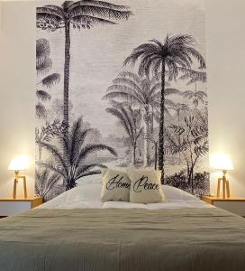 布宜诺斯艾利斯Sucre Suites的床上有枕头,上面有棕榈树