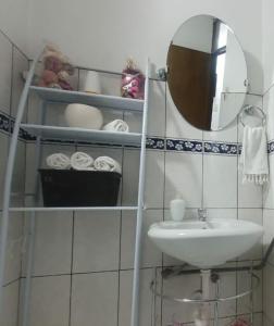 卡哈马卡Depa Céntrico, cerca a todo!的浴室配有盥洗盆、镜子和毛巾