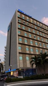 巴兰基亚ibis budget Barranquilla的一座大建筑,上面有标志