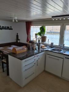 UrnäschBackpacker Bären的厨房配有白色橱柜和台面