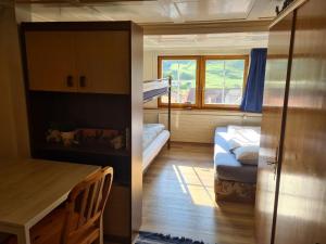 UrnäschBackpacker Bären的小房间设有双层床和桌子