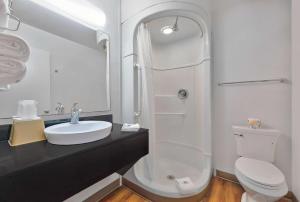 哥伦布佐治亚州哥伦布6号汽车旅馆的白色的浴室设有水槽和卫生间。