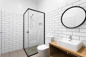 拜恩斯代尔Grand Terminus Hotel的一间带卫生间、水槽和镜子的浴室