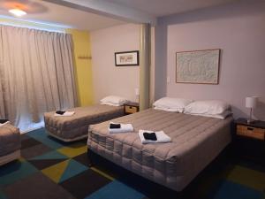 阿瑟山口Mountain House的酒店客房,配有两张带毛巾的床
