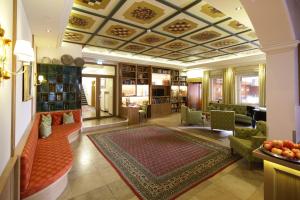 弗赖辛拜耶里切酒店的带沙发和地毯的客厅