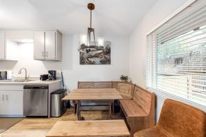 斜坡村North Tahoe Nest的一间带木桌的厨房和一间餐厅