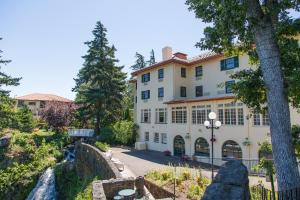 胡德里弗Columbia Gorge Hotel & Spa的一座白色的大建筑,前面有一个瀑布