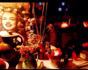 ValeriaRoom in Lodge - Romantic getaway to Cuenca at Christmas的花瓶里花的女人雕像的房间