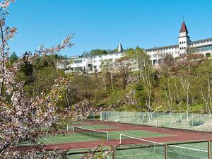 长野Arcadia的一座网球场,其建筑背景为: