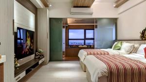 头城溫朵莉 Wendoly's Hot Spring Suite的酒店客房设有两张床和一台平面电视。