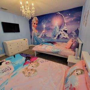 基西米Winterfield at Disney 9350的一间卧室设有两张床和美人鱼壁画