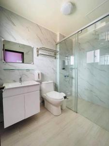 马公青翠民宿的浴室配有卫生间、盥洗盆和淋浴。