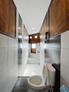 拜县拜县艾特尔别墅的一间带卫生间和步入式淋浴间的浴室