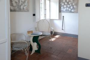 丘西拉尔波罗迪加姆里酒店的一间设有两把椅子、一张桌子和一个窗户的房间