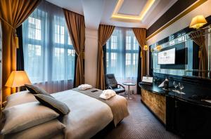 什切青达纳商务与会议酒店的酒店客房设有一张大床和一台电视。