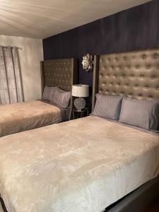 密尔沃基Red Lotus Inn的一间卧室配有两张床和床头板