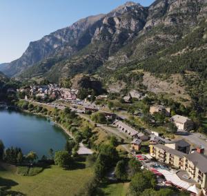勒洛泽于拜Hotel-Restaurant La Lauzétane的享有毗邻河流的小镇的空中景致