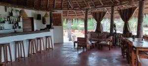 KafountineEsperanto Lodge的餐厅设有酒吧和桌椅