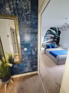 格拉斯哥Stylish 2 bedroom Apartment / FREE Gated Parking的一间带镜子的卧室和一张床铺