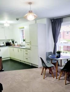 Stylish 2 bedroom Apartment / FREE Gated Parking的厨房或小厨房