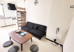 石垣岛KARCHIBE ISHIGAKI的客厅配有沙发和桌子