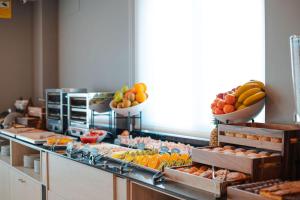 拉斯·罗萨斯·德·马德里蒙罗萨斯酒店的包括一碗水果和蔬菜的自助餐