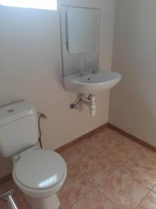 基特曼斯胡普OrbanLife Lite Keetmanshoop的浴室配有白色卫生间和盥洗盆。