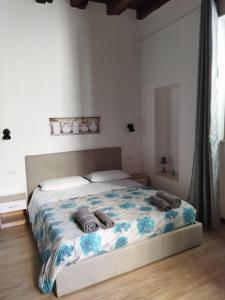 布林迪西Largo Otranto - Guest House的一间卧室配有一张带两个枕头的床