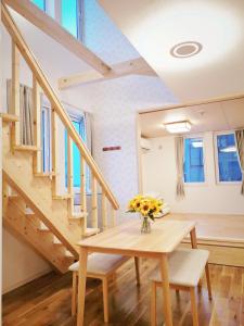 小樽Opopo home 堺町店的一间带桌子和楼梯的用餐室