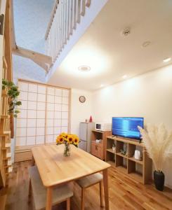 小樽Opopo home 堺町店的客厅配有桌子和电视