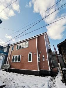 小樽Opopo home 堺町店的雪中的红砖建筑