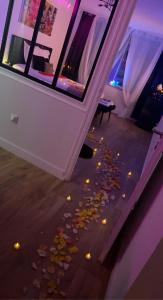 贝桑松L’appart[é] BLACK superbe appartement pop !的一堆树叶在房间地板上
