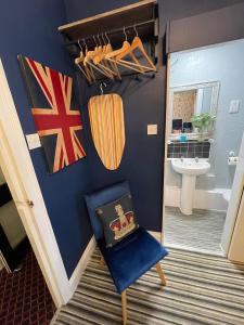 布莱克浦Delovely Hotel的浴室设有蓝色的墙壁和蓝色的椅子