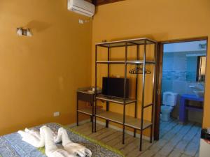 圣马科斯塞拉Bella Luna的一间卧室配有一张床和一台电视,另一间卧室配有